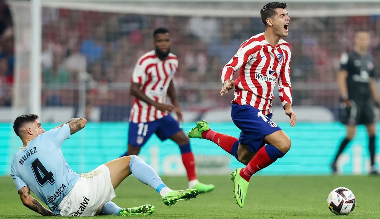 Pemain Celta Vigo Unai Nunez (kiri) berebut bola dengan pemain Atletico Madrid Alvaro Morata pada pertandingan sepak bola Liga Spanyol di Stadion Wanda Metropolitano, Madrid, Spanyol, 10 September 2022. Atletico Madrid menang 4-1. (Thomas COEX/AFP)