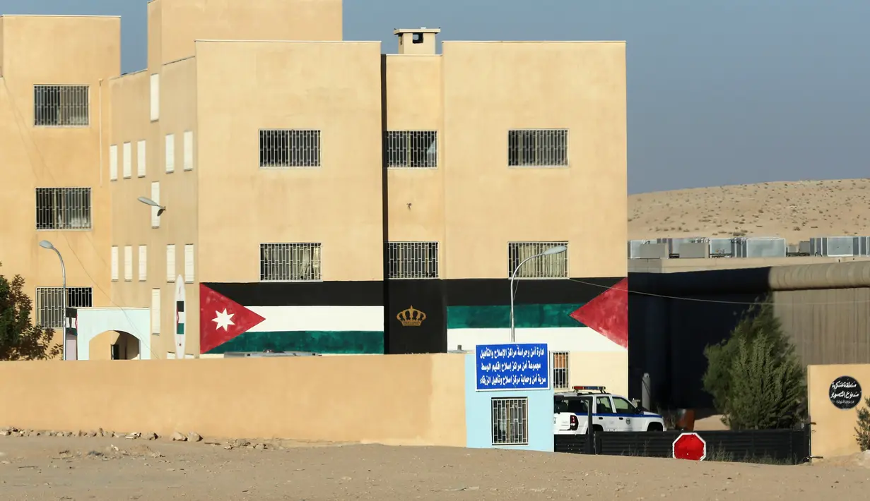 Suasana di luar pusat rehabilitasi di Zarqa, 30 kilometer timur Amman, Yordania (11/7). Zarqa merupakan kota dengan penduduknya berjumlah 437.000 jiwa  pada tahun 2005. (AFP Photo/Khalil Mazraawi)
