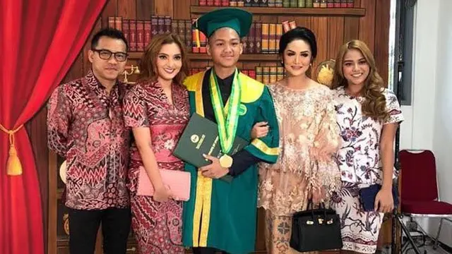 Potret 6 Anak Artis Wisuda Didampingi Dua Ibu, Makin Terasa Lengkap