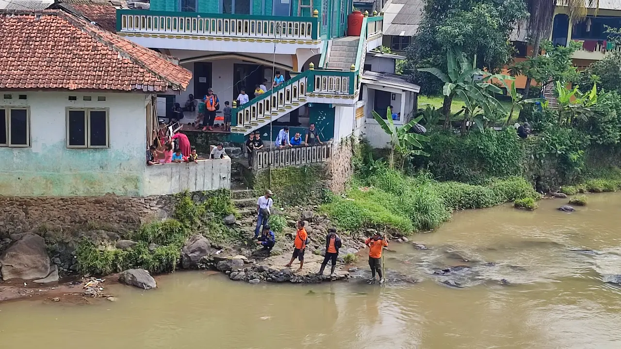 Warga dan petugas dari BPBD Kota Bogor memantau kemunculan buaya di Sungai Cisadane, Kelurahan Rangga Mekar, Kecamatan Bogor Selatan. (Liputan6.com/Achmad Sudarno)