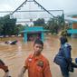 Banjir mengepung Perumahan Bumi Nasio Indah, Kota Bekasi. Petugas BPBD mengevakuasi warga di perumahan yang menjadi langganan banjir setiap tahunnya. Foto: Istimewa