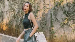 Gaya casual Sheila Dara dengan turtle neck tanpa lengan bermodel croptop ini juga tak lepas dari sorotan netizen. Penampilannya ini pun membuatnya terlihat sederhana namun juga menawan. (Liputan6.com/IG/@sheiladaisha)