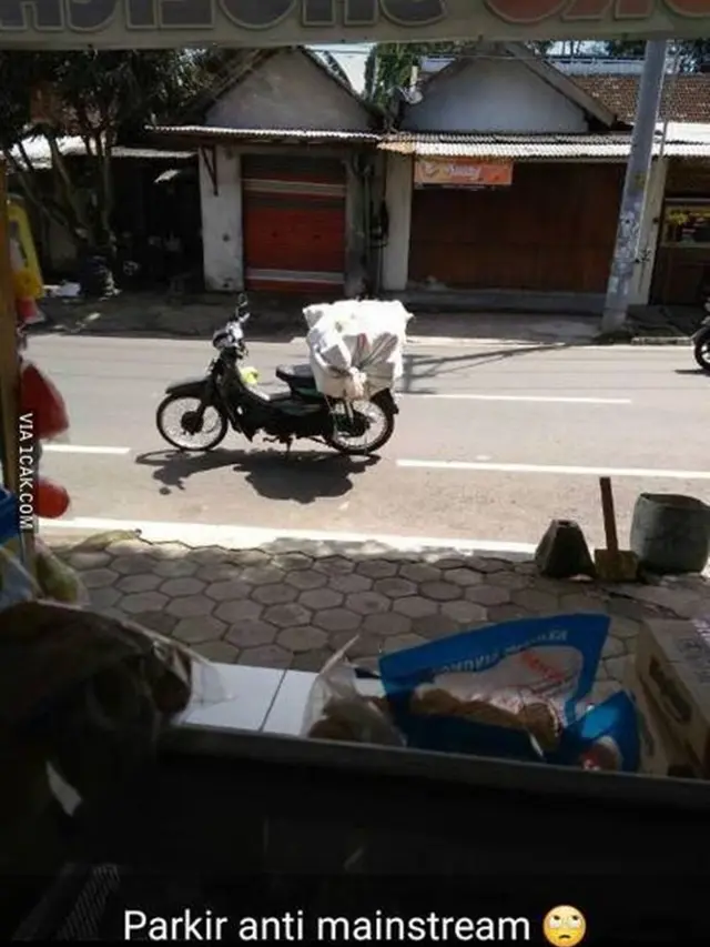 6 Potret Motor Parkir di Tempat Tak Biasa Ini Bikin Mikir Keras