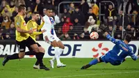 Pemain PSG, Kylian Mbappe (tengah) mencetak gol ke gawang US Pays de Cassel pada laga babak 32 besar Coupe de France 2022/2023 di Stade Bollaert-Delelis, Selasa (24/1/2023) dini hari WIB. Paris Saint-Germain sukses menutup laga dengan kemenangan 7-0. (AFP/Francois Lo Presti)
