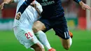 Gelandang Real Madrid, Gareth Bale (kanan) berusaha melewati pemain Sevilla pada lanjutan La Liga di Estadio Ramon Sanchez Pizjuan, Spanyol (9/11/2015). Sevilla menang atas Real Madrid dengan skor 3-2. (AFP PHOTO/CRISTINA QUICLER)