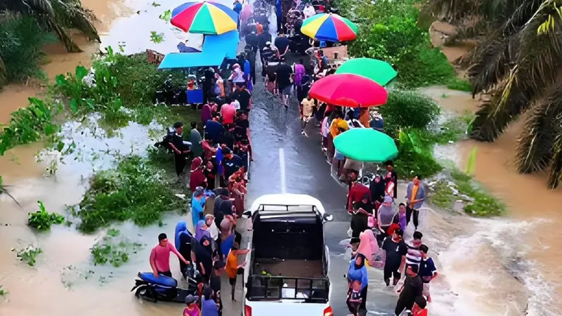 Jalan Tergenang Banjir Mendadak Jadi Lokasi Wisata, Netizen: Musibah Menjadi Berkah