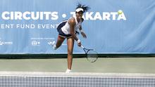 Petenis Thailand, Champoothip Jundakate, memukul bola saat ITF Women's Circuit di Elite Club Epicentrum, Jakarta, Selasa (18/6). Turnamen tingkat internasional ini diikuti sejumlah petenis Asia dan Eropa. (Bola.com/Yoppy Renato)