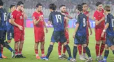 Pemain Timnas Indonesia, Calvin Verdonk (tengah kanan) bersalaman dengan pemain Jepang, Koki Ogawa pada laga lanjutan putaran ketiga Grup C Kualifikasi Piala Dunia 2026 di Stadion Utama Gelora Bung Karno (SUGBK), Senayan, Jakarta, Jumat (15/11/2024). (Bola.com/Bagaskara Lazuardi)