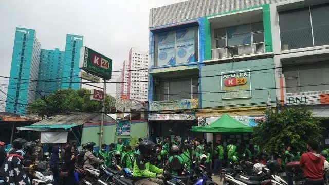 Sebuah Apotek di kawasan Rawasari, Jakarta Pusat disegel sementara oleh Satpol PP DKI Jakarta.