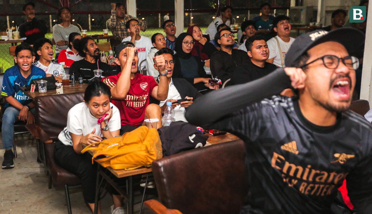 <p>Fans Arsenal melakukan selebrasi saat Bukayo Saka mencetak gol kedua timnya ke gawang West Ham saat Roaring Night Liga Inggris yang berlangsung di Triboon, Cilandak, Jakarta Selatan, Minggu (11/02/2024) malam WIB. (Bola.com/Bagaskara Lazuardi)</p>