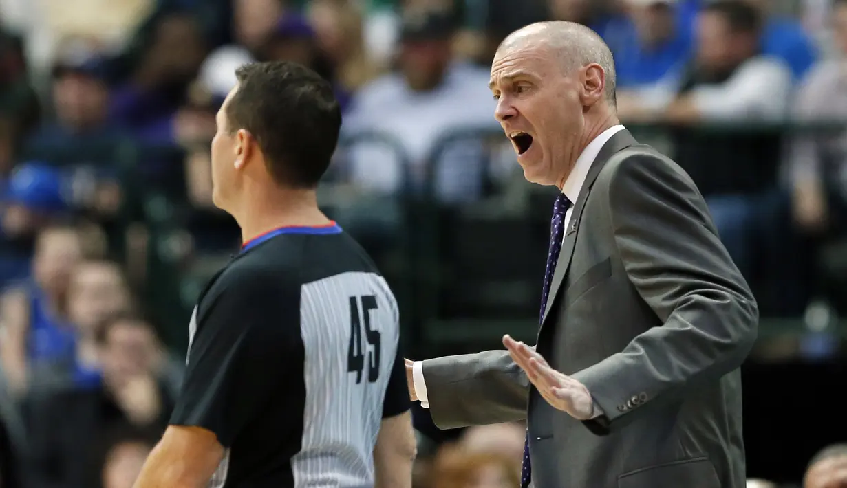 Pelatih Dallas Mavericks, Rick Carlisle melakukan protes kepada wasit Brian Forte (45) pada laga NBA basketball game di American Airlines Center, Dallas, (20/11/2017). Celtics menang 110-102. (AP/Tony Gutierrez)