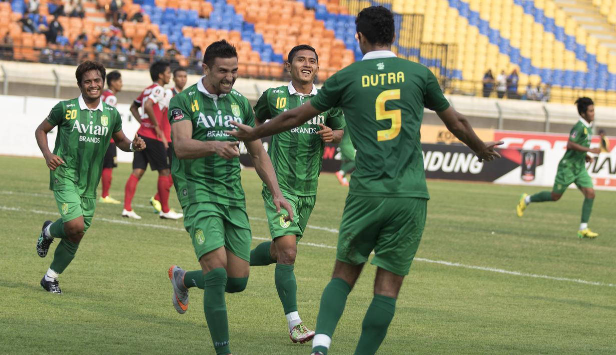 Striker Persebaya United, Pedro Javier, merayakan gol yang dicetaknya ke gawang Persiba Balikpapan dalam lanjutan Piala Presiden 2015 di Stadion Si Jalak Harupat, Bandung. Kamis (10/9/2015). (Bola.com/Vitalis Yogi Trisna)
