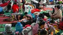 Data terbaru yang dirilis pada Jumat (12/12/2025), menunjukkan sedikitnya 20 orang tewas sepanjang pekan ini. Tampak dalam foto, para pengungsi beristirahat di kamp sementara di provinsi Banteay Meanchey, Kamboja, pada Sabtu 13 Desember 2025, di tengah bentrokan di sepanjang perbatasan Kamboja-Thailand. (TANG CHHIN SOTHY/AFP)