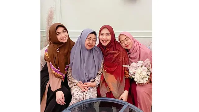 Jarang Tersorot, Ini 7 Potret Kompak Ria Ricis dan Kedua Kakaknya