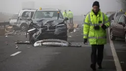 Petugas layanan darurat dikerahkan ke lokasi kecelakaan beruntun yang melibatkan sekitar 20 mobil di Oxfordshire, Inggris, Rabu (28/12). Satu orang perempuan meninggal dunia dan lebih dari 12 orang lainnya luka-luka. (AFP PHOTO/Daniel LEAL-OLIVAS) 