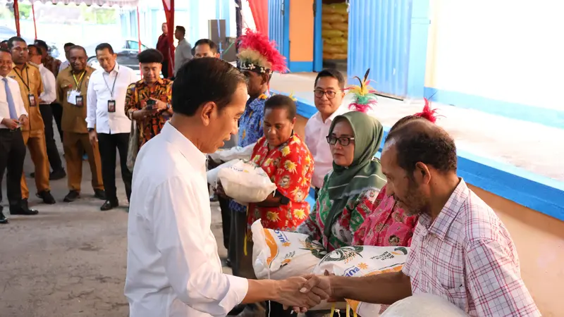 Presiden Joko Widodo (Jokowi) menegaskan akan meneruskan Program Bantuan Pangan Beras untuk Desember 2023, dan Januari, Februari serta Maret 2024