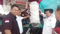 Pungut Sampah Plastik Dapat Kulkas, Siapa Mau?