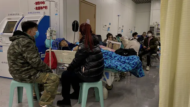 Rumah Sakit di China Mulai Kewalahan Akibat Lonjakan COVID-19