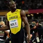 Pelari AS, Justin Gatlin meminta maaf pada Usain Bolt setelah menjadi juara pada lomba lari 100 meter Kejuaraan Dunia Atletik 2017 di Stadion London, Minggu (6/8). Usai kemenangannya, Gatlin meminta maaf dan berlutut di hadapan Bolt (AP/Matthias Schrader)