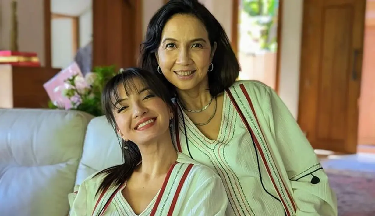 Modestwear dengan layer outerwear jadi pilihan keluar seleb saat Lebaran seperti Raline Shah. [Foto: @ralineshah]