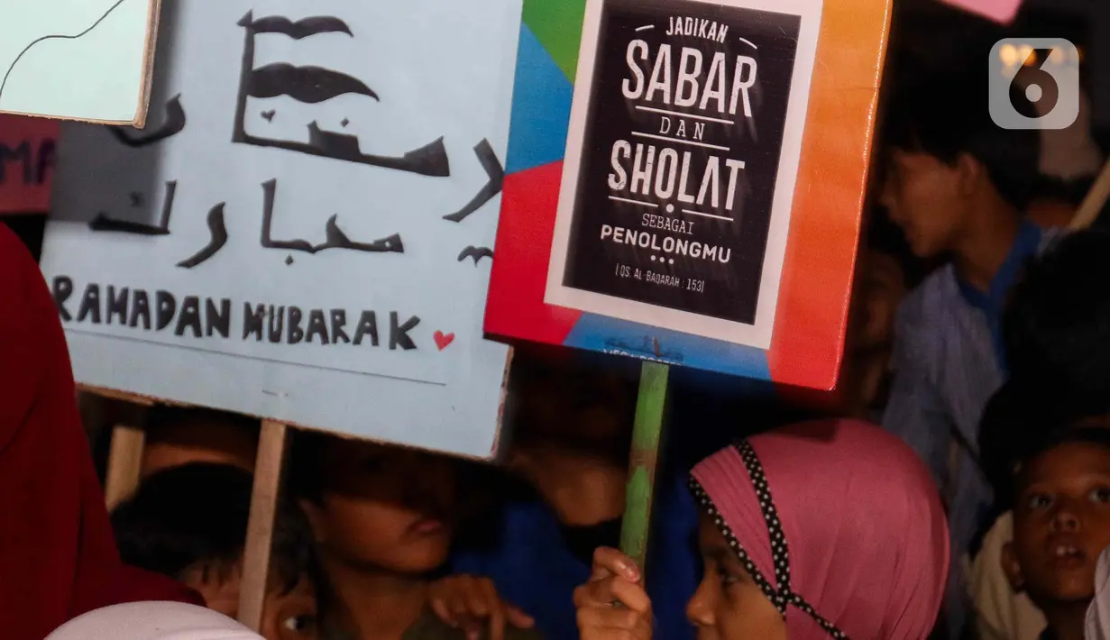 Pawai obor diikuti oleh anak-anak, anggota karang taruna, juga para orang tua. (Liputan6.com/Herman Zakharia)