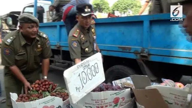 Razia PKL di kawasan Tanah Abang diwarnai oleh perlawanan dari pedagang yang tidak terima dagangannay disita