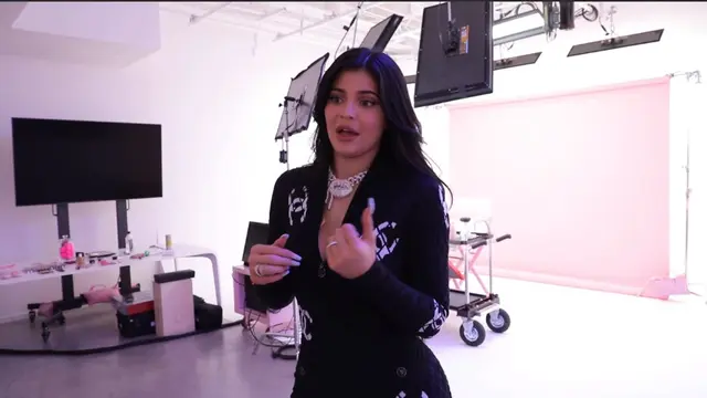 Intip Seluk Beluk Kantor Kylie Cosmetics yang Penuh Nuansa Pink
