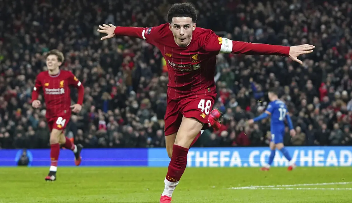 Pemain Liverpool, Curtis Jones, merayakan kemenangan atas Shrewsbury Town pada laga Piala FA di Stadion Anfield pada Rabu (5/2/2020). Pasukan muda Liverpool menang tipis 1-0 atas Shrewsbury Town. (AP/Jon Super)