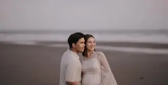 Bertempat di hamparan pantai yang tenang, Aaliyah Massaid memancarkan aura keibuan yang penuh kelembutan dan elegansi. [@aaliyah.massaid].