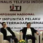 Kapuspen TNI Mayor Jendral TNI, Wuryanto, Ketua KPI Yuliandre, Ketua Dewan Pers Yoseph Adi Prastyo, Sahlisospol Kapolri Irjen Pol Iza Fadri (ki-ka) menjadi pembicara Kongres V Ikatan Jurnalis Televisi Indonesia, Jakarta (20/1). (Liputan6.com/Johan Tallo)