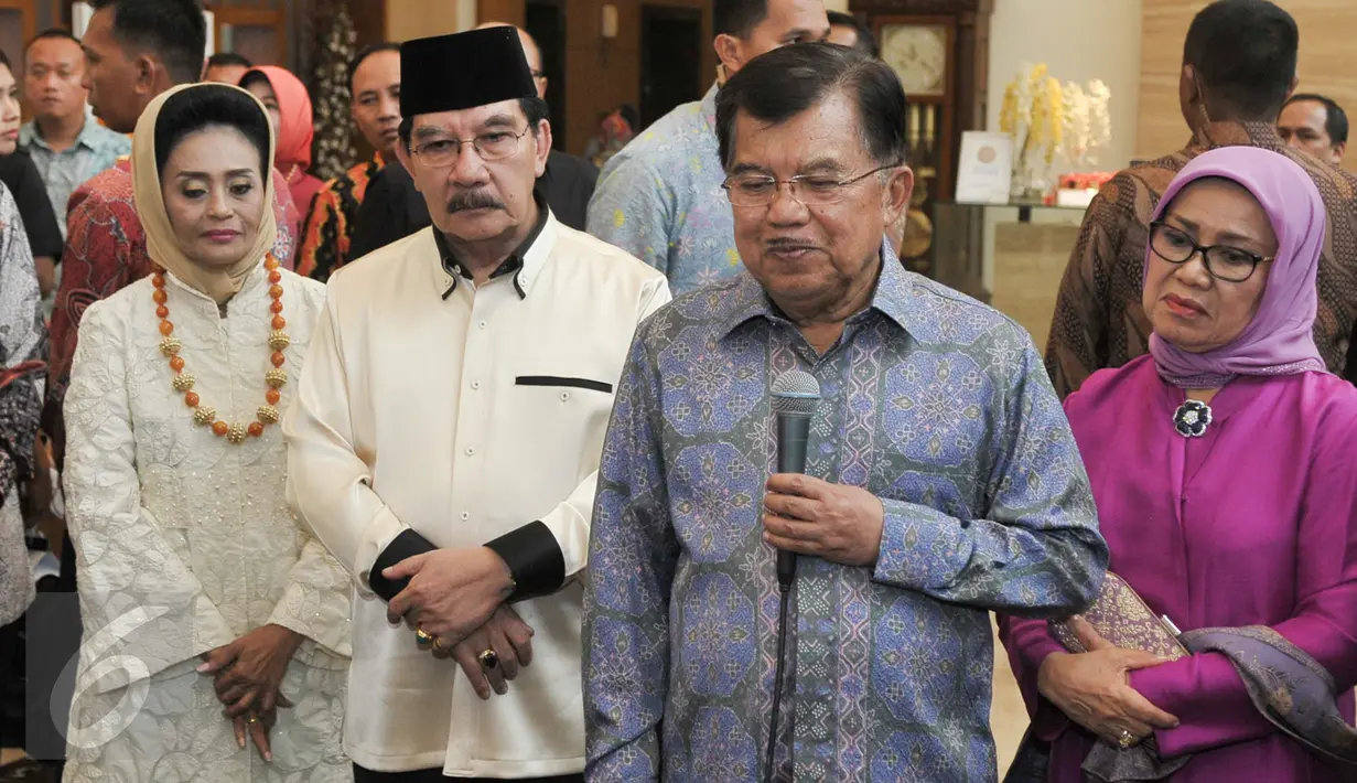 Wapres Jusuf Kalla bersama ibu Mufidah Kalla menghadiri undangan syukuran mantan ketua Komisi Pemberantasan Korupsi (KPK) Antasari Azhar, Tanggerang Selatan, Sabtu (26/11). (Liputan6.com/Yoppy Renato)