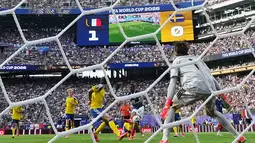 Pemain Prancis Bradley Barcola saat mencetak gol melewati kiper Swedia Jacob Widell Zetterstrom selama pertandingan sepak bola babak 32 Piala Dunia antara Prancis dan Swedia di East Rutherford, N.J., dekat New York, Selasa, (30/06/2028).  (AP Photo/Frank Franklin II)