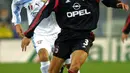 Bek AC Milan AC Paolo Maldini menggiring bola dari kawalan gelandang Lazio Dejan Stankovic selama pertandingan Serie A Italia di Stadion Olimpiade Roma 18 November 2000. (AFP Photo/Gabriel Bouys)