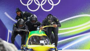 Shane Pitter dari Jamaika memimpin sesi latihan bobsleigh putra 4-orang heat 4 di Cortina Sliding Centre pada Olimpiade Musim Dingin Milano Cortina 2026 di Cortina d'Ampezzo, 19 Februari 2026. (FRANCK FIFE / AFP)