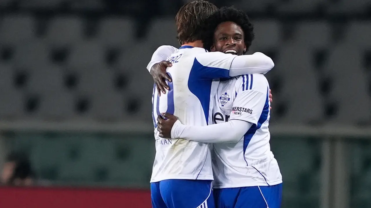 Jayden Addai dari Como merayakan gol yang ia cetak pada laga Serie A melawan Torino