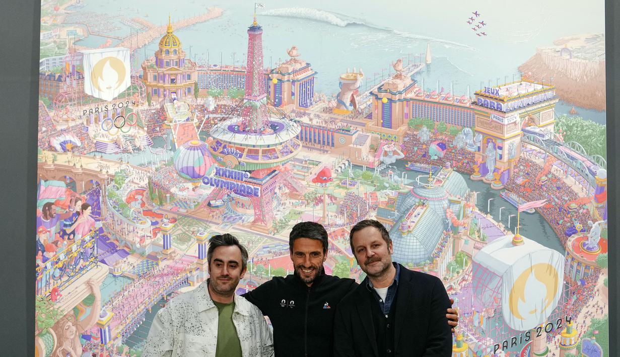 Ketua Panitia Penyelenggara Olimpiade dan Paralimpiade Paris 2024, Tony Estanguet (tengah) dan Kepala Desain Paris 2024 Joachim Roncin (kanan) menghadiri pembukaan poster resmi Olimpiade dan Paralimpiade Paris 2024 yang dibuat oleh seniman Prancis Ugo Gattoni (kiri) di museum Orsay (Musee d'Orsay) di Paris, Prancis, Senin (4/3/2024) waktu setempat. (AFP/Dimitar Dilkoff)