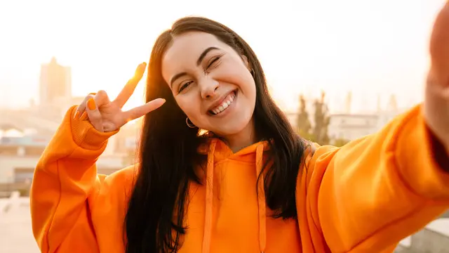 baju orange tersenyum cantik santai selfie