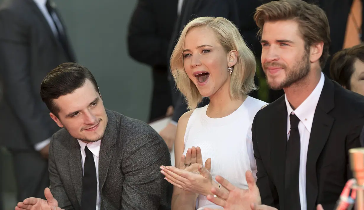 Pemain film " The Hunger Games : Mockingjay - Part 2" berpose di TCL Chinese theatre di Hollywood, California, Sabtu (31/10/2015). TCL Chinese theatre merupakan salah satu teater film terbesar di Hollywood. (REUTERS/Mario Anzuoni)