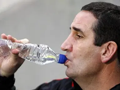 Sunderlnad's caretaker boss Ricky Sbragia drinks before their English Premier League football match against Hull City at The Kingston Communications Stadium in Hull, north-east England, on December 20, 2008. AFP PHOTO/PAUL ELLIS