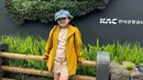 Tak kalah manis penampilan Arsy Hermansyah di sini. Ia mengenakan kaus bernuansa nude dipadu celana pendek yang senada, ditumpuk mengenakan jaket parka berwarna mustard dan topi denim. [Foto: Instagram/queenarsy]