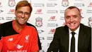 Jurgen Klopp (kiri) berpose usai menandatangani kontrak sebagai pelatih baru Liverpool di Anfield, Jumat (9/10/2015). Klopp setuju dengan kontrak selama tiga tahun melatih Liverpool. (Instagram.com/Liverpoolfc)