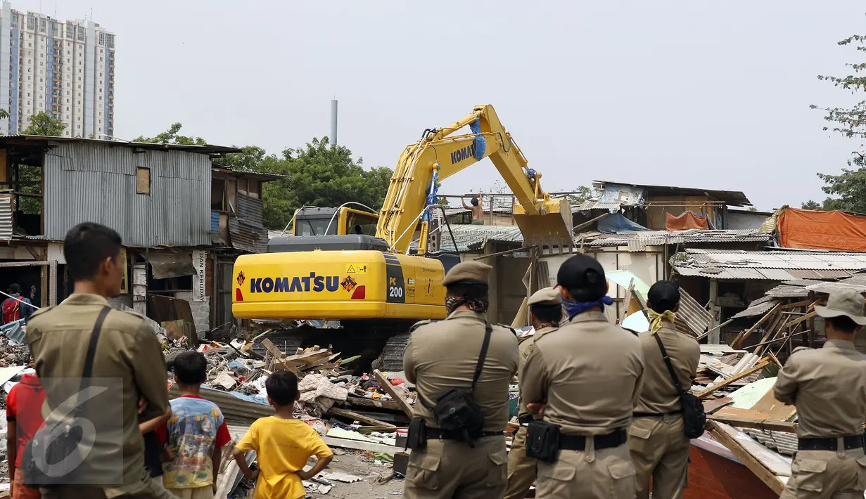 Pembongkaran ratusan rumah di kawasan Pusat Pengelola Kawasan Kemayoran (PPKK) atau Gang Laler oleh Satpol PP, Jakarta, Selasa (6/10/2015). Sekitar 400 kepala keluarga kehilangan tempat tinggal, pasca penertiban tersebut. (Liputan6.com/Yoppy Renato)