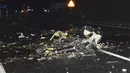 Puing-puing helikopter Apache milik Amerika Serikat terlihat di jalanan kota Wonju , Korea Selatan , Senin (23/11). Petugas setempat menyebutkan bahwa kecelakaan ini menewaskan seorang pilot dan seorang kru pesawat. (REUTERS/Park Young - seo/Yonhap)