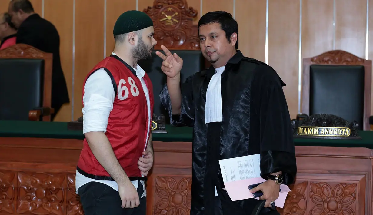 "Saya nggak tau, saya juga nggak pernah ke sana (masuk rutan) dan nggak pernah nanya, yang jelas nggak sendiri. Di rutan yang wajar dan normal, nggak ada spesialisasi," ujar Ismail Ramli kuasa hukum Ridho Rhoma. (Deki Prayoga/Bintang.com)