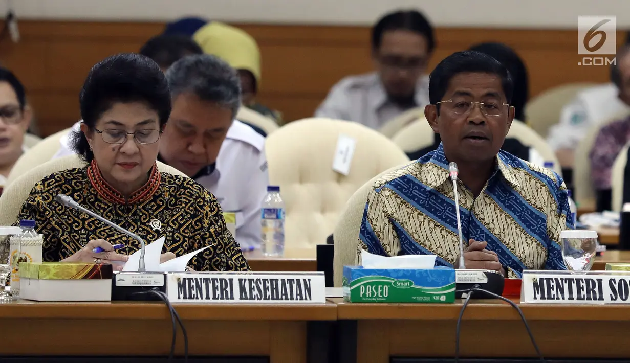 Menteri Sosial Idrus Marham (kanan) bersama Menteri Kesehatan Nila F Moeloek (kedua kanan) saat mengikuti rapat konsultasi dengan pimpinan DPR di Kompleks Parlemen, Jakarta, Kamis (1/2). (Liputan6.com/JohanTallo)