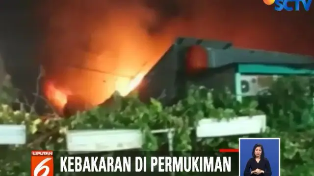 Api kemudian menyambar barang yang mudah terbakar lalu membesar dan menjalar ke rumah di sekitarnya.