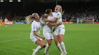 Pemain Timnas Wanita Inggris Fran Kirby (tengah) berselebrasi dengan rekan satu timnya setelah mencetak gol keempat dalam laga semifinal Piala Eropa 2022 antara Inggris dan Swedia di stadion Bramall Lane, Sheffield, pada Selasa 26 Juli 2022 waktu setempat. (Lindsey Parnaby / AFP)