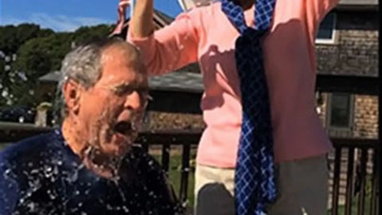 Ikut Aksi Ice Bucket Challenge, George Bush Tantang Bill Clinton