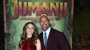 Dwayne Johnson atau The Rock berpose bersama kekasihnya Lauren Hashian saat menghadiri pemutaran  film "Jumanji: Welcome To The Jungle" di Hollywood, California (11/12). (Photo by Jordan Strauss/Invision/AP)
