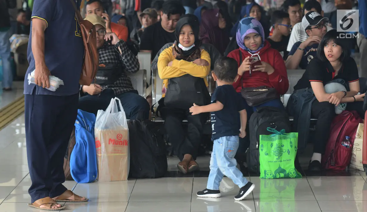 Calon pemudik menunggu keberangkatan bus Antar Kota Antar Provinsi (AKAP) di Terminal Pulo Gebang, Jakarta, Sabtu (1/6/2019). Terminal Pulo Gebang melayani keberangkatan mudik tujuan Pulau Jawa, Bali, dan Sumatera. (merdeka.com/Imam Buhori)